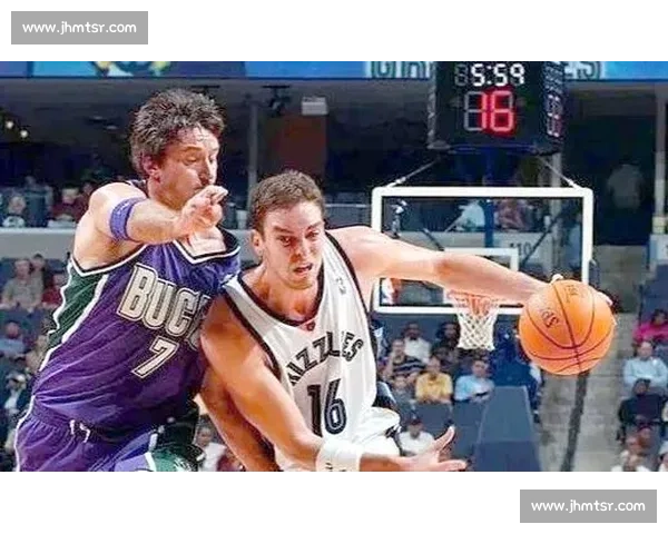 公牛王朝的隐形基石:库科奇在乔丹退役季的爆发与全明星首秀 公牛王朝的隐形基石:库科奇在乔丹退役季的爆发与全明星首秀