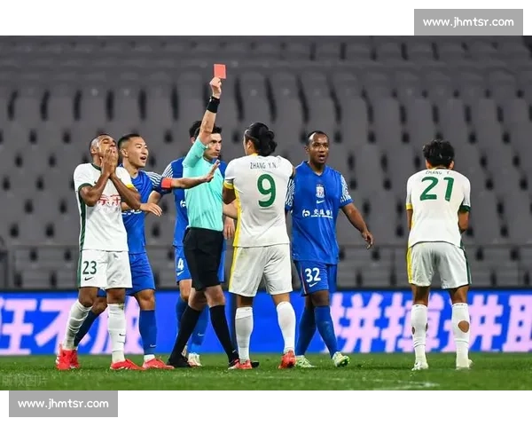 争议不断！XX裁判判罚引热议，转播时间也成了讨论焦点！